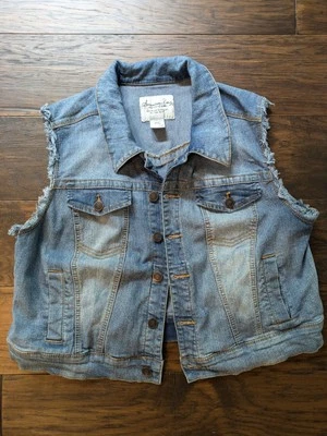 Chaqueta vaquera sin mangas de American Rag talla 2X mangas con flecos Foto 1 de 4