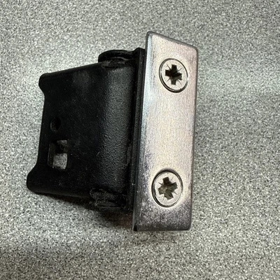 Шарнир проигрывателя SANYO TP 1030 с хромированной пластиной и винтами - Изображение 1 из 4