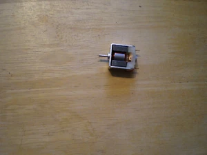 SMALL BRUSHED FLAT ELECTRIC MOTOR 3-5v SUITABLE FOR MODEL BOATS - Picture 1 of 5