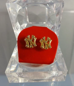 NUEVO RARO ARETES CON LOGOTIPO DE LOS NEW YORK YANKEES EN TONO DORADO CON PEDRERÍA - Imagen 1 de 9