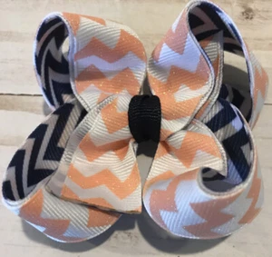 TaylorMade Custom Boutique Hair Bow Peach White Navy Chevron New CLEARANCE - Picture 1 of 1