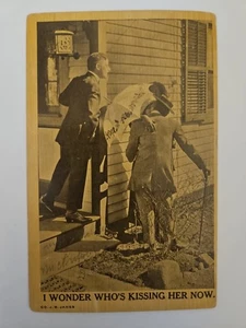 1912 Postkarte Paar küssende Romanze Ich frage mich, wer sie jetzt küsst J.B. Janes - Bild 1 von 2