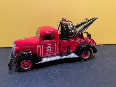 1/34 1ST GEAR TEXACO 1937 CHEVROLET WRECKER TOW TRUCK RED & BLACK 19-2584 READ - Image 1 of 4
