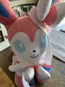 Juguete de peluche Pokémon Build A Bear Sylveon con capa (el sonido funciona) nuevo con etiquetas - Imagen 1 de 11