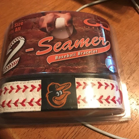Gamewear Batimore Orioles MLB  2-Seamer Baseball Bracelet New in Package Cover