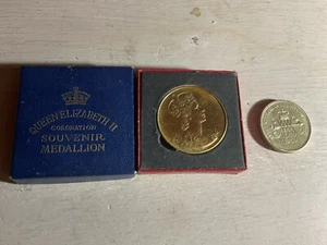 1953 CORONATION SOUVENIR MEDAL Queen Elizabeth 11, And Two Pound Coin - Picture 1 of 14