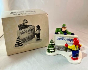 Letrero Department 56 Snow Village - Niños decorando el pueblo - # 5134-9 - Nuevo en caja - Imagen 1 de 15