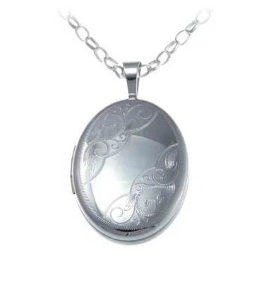 Small sterling silver oval locket pendant with 18" silver chain in gift box - Image 1 of 4