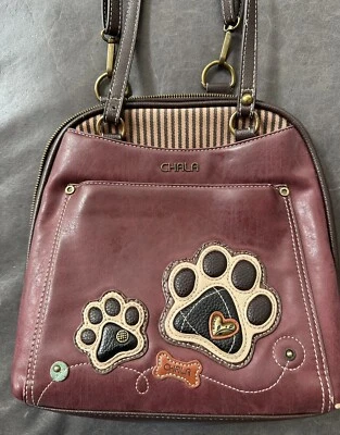 NUEVO BOLSO MOCHILA CONVERTIBLE CHALA BORGOÑA CON ESTAMPADO DE PATAS DE PERRO IMITACIÓN CUERO DEFECTOS Foto 1 de 4