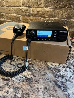 Radio móvil bidireccional MOTOROLA XPR5550e UHF 450-512MHz 40w AAM28TRN9RA1AN Connect+ Foto 1 de 4