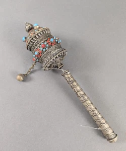 Tibetische Gebetsmühle aus Neusilber mit bunten Glasperlen 2. Hälfte 20. Jhd. - Bild 1 von 6