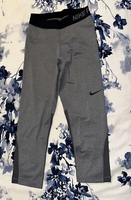 Meia-calça/calça Nike Pro feminina treinamento Capri - Cinza/preto XS 938753-021 - Imagem 1 de 4