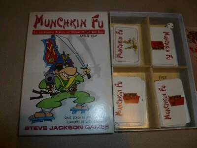 JUEGO EN CAJA MUNCHKIN FU STEVE JACKSON JUEGOS GREG HYLAND TARJETA 1412 Foto 1 de 3