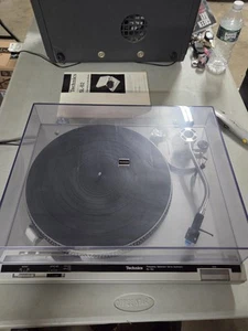 Technics Turntable SL-B2, Two Speed Belt Drive Semi Automatic AC 120V in Silver - Foto 1 di 6