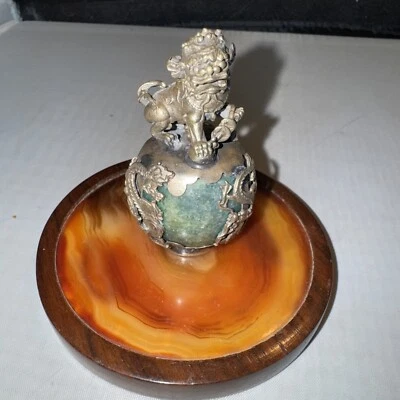 León chino Fu Foo en jade verde tallado y dragones plateados (2) Foto 1 de 4