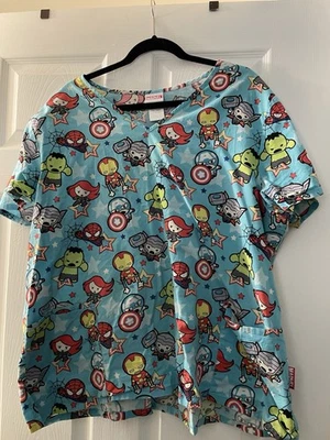 Blusa Médica Marvel Superheroes Cuello en V Talla 2XL Foto 1 de 2