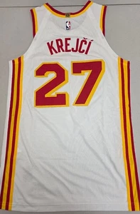 CAMISETA DE BALONCESTO BLANCA 48 Hawks VIT KREJCI Juego Usada 4-15-25 vs Magic - Imagen 1 de 4