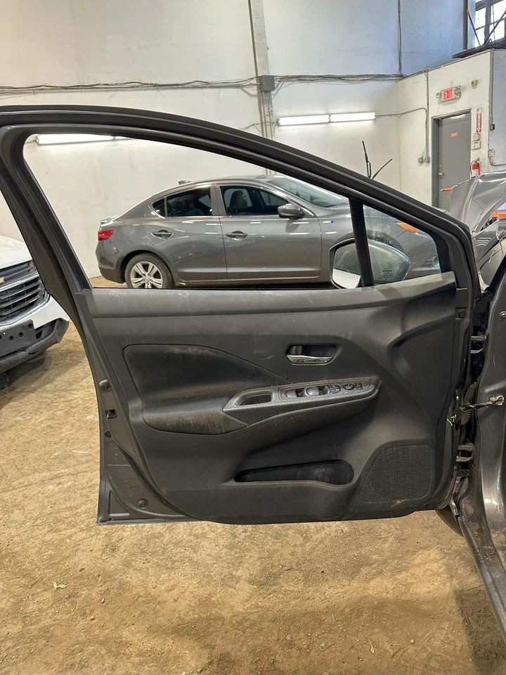 20 21 NISSAN VERSA Front Door Trim Panel Driver Side Left Foto 1 de 1