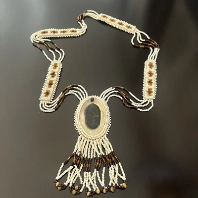 Collar colgante vintage de cuentas de semillas crema y marrón en cuero con fregona Foto 1 de 4