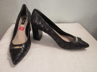 Zapatos de salón DKNY Elia negros acolchados de cuero puntiagudo tacón bloque WO talla 7,5 Foto 1 de 4