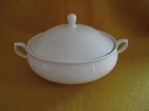 William Lawrence Covered Casserole Dish with Handles Excellent Solid White 12"w - Picture 1 of 6