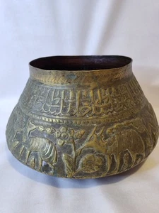 Antico vaso mediorientale da riposare in ottone martellato XIX secolo, ottime condizioni - Foto 1 di 8
