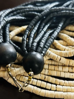 Collar de 8 hilos marfil y negro con cáscara de coco tribal único étnico 32 pulgadas Foto 1 de 4