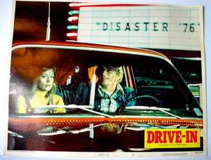 Tarjeta de vestíbulo original 1976 de 11" x 14" para la película Columbia Pictures "Drive-In". - Imagen 1 de 1