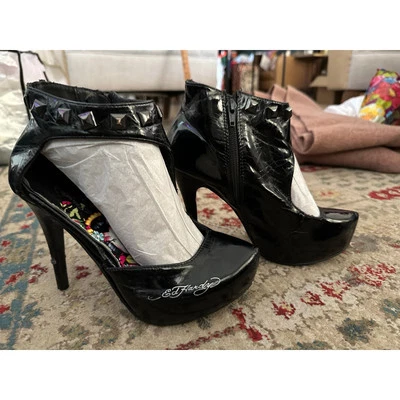 Tacones de salón Ed Hardy para mujer de cuero negro geisha con tachuelas talla 9 Foto 1 de 4