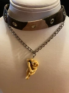 Camouflage Halsband mit baumelndem Anhänger Schmuck 15" bis 18,5" Club Halloween - Bild 1 von 3