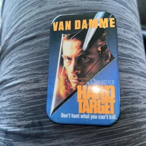 Vintage 1993 Universal Hard Target Film Promo Pin Jean Claude Van Damme - Bild 1 von 2