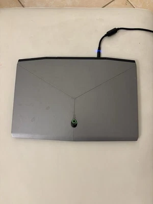 Alienware m17 – i7-8750H – RTX 2070 Max-Q – 16GB RAM – 512GB SSD – 17.3” FHD Foto 1 de 4