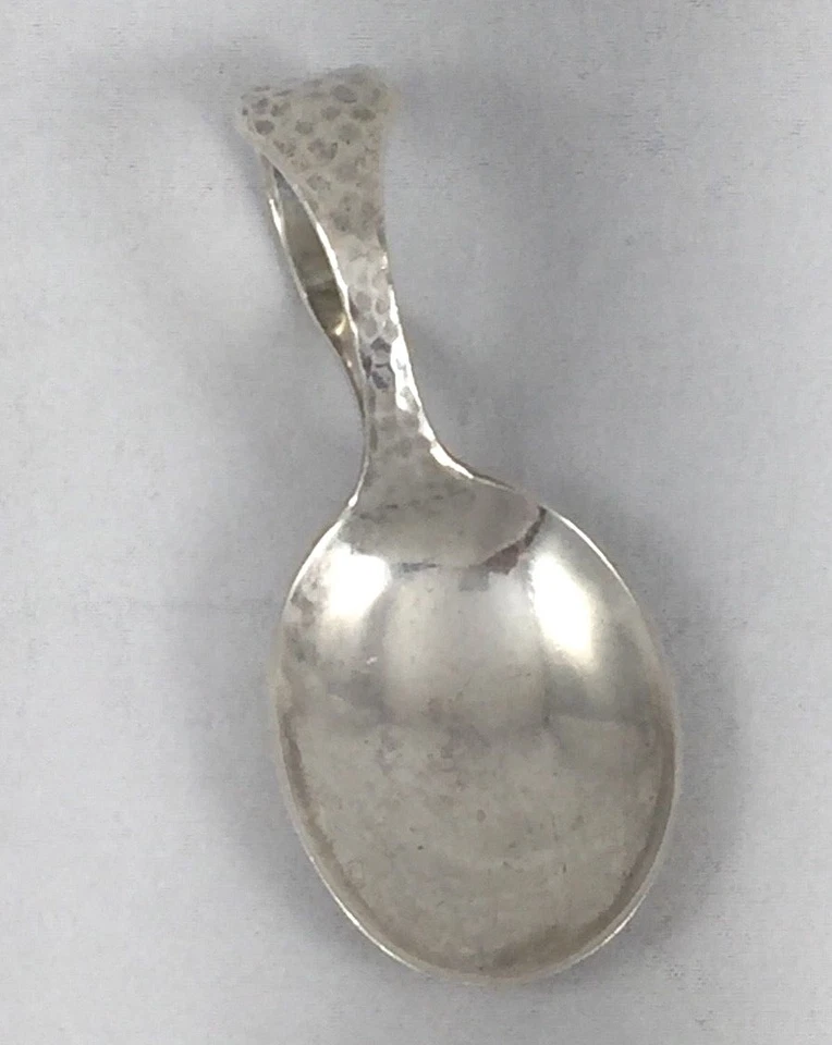 Cuchara bebé curvada colonial antigua martillada por Watson Sterling Foto 1 de 4