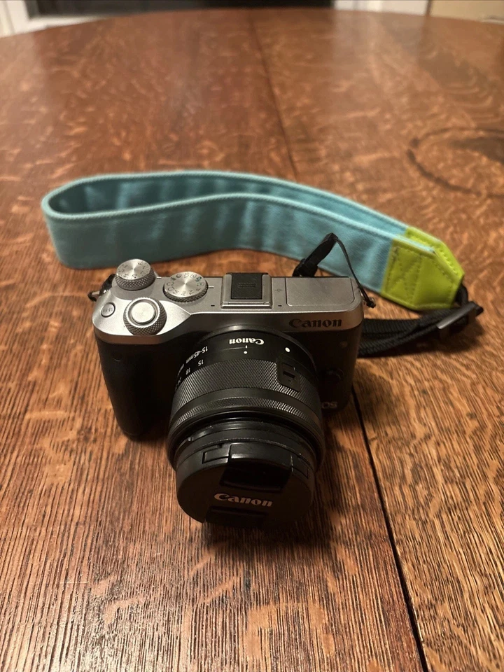 Cámara digital Canon EOS M6 24,2 MP plateada con lente EF-M 15-45 mm y estuche Foto 1 de 4