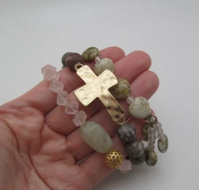 Juego de 3 brazaletes de cuarzo rosa cristal mármol ágata verde cruz metal dorado martillado Foto 1 de 4