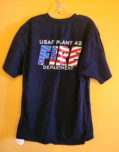 T-shirt USAF Plant 42 Fire Crash Rescue XL 46-48 novità uso NOS spedizione gratuita - Foto 1 di 5