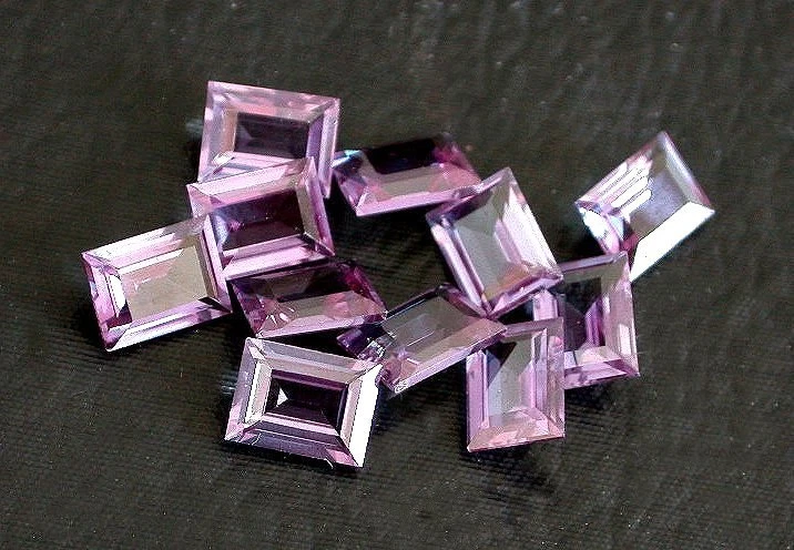 1 - 8x6 Rectángulo Baguette Sintético Corindón Amatista Púrpura BlueFlash Piedra Preciosa Foto 1 de 1