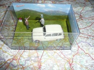 RENAULT 4 Blanche  IXO 1/43 Série Route Bleue  "Une partie de chasse" - Picture 1 of 1