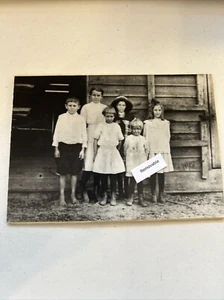 Vintage Kinder FOUND FAMILY PHOTO S/W ORIGINAL 1915 Cousins By The Barn Door - Bild 1 von 5