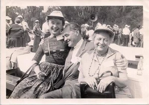 1958 Photo BROOKFIELD IL Zoo Director Bob Bean Between Women in NEW ORLEANS LA - Picture 1 of 1