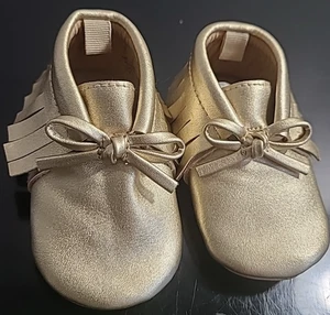 Old Navy Gold Baby Girl Moccasins Shoes Sz 0-3mos / Fringe & Bow - Picture 1 of 8