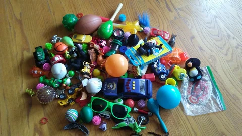 HOW TO TRAIN YOUR DRAGON TOY LOT, CARS, TREASURE BOX ITEMS TRUCKS, DOLLS 1X1430 Cover
