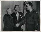 1950 Pressefoto Lt.Gen.J.K. Kanone gratuliert Gewinner der CBS Horace Heidt Show