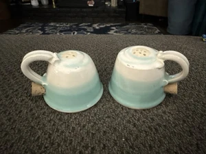 Keramik Salz und Pfefferstreuer Handarbeit Vintage türkis weißer Griff sauber EUC signiert - Bild 1 von 7