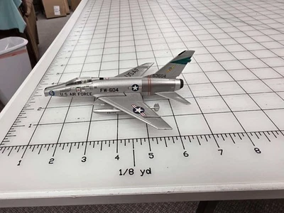 Avión fundido a presión Armour F-100 SUPER SABRE USAF FW-604 Boneyard 1:100 Foto 1 de 4