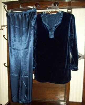 NUEVO CON ETIQUETAS CONJUNTO PIJAMA CHARMEUSE TERCIOPELO Y SATINADO OSCAR DE LA RENTA 6891061 AZUL MARINO M Foto 1 de 4