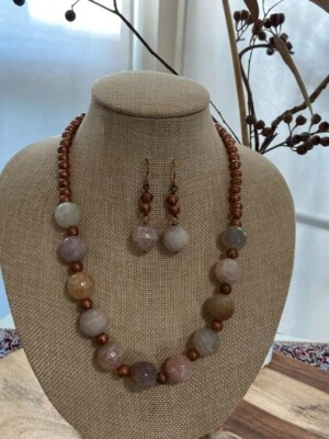 Elegante conjunto de collar de ágata de fuego agrietado y cobre con pendientes a juego Foto 1 de 4