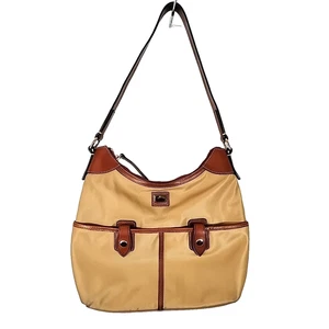 Borsa a tracolla Dooney & Bourke marrone con tasche e zip borsetta - Foto 1 di 10