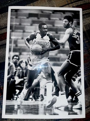 1974-75 NBA BASKETBALL TYPE 1 PHOTO KAREEM ABDUL-JABBAR JIM CHONES ABA NCAA USA - Image 1 of 4