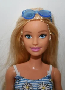 Muñeca Barbie Mattel en vestido floral azul a rayas, zapatos, bolso, gafas de sol - Imagen 1 de 9